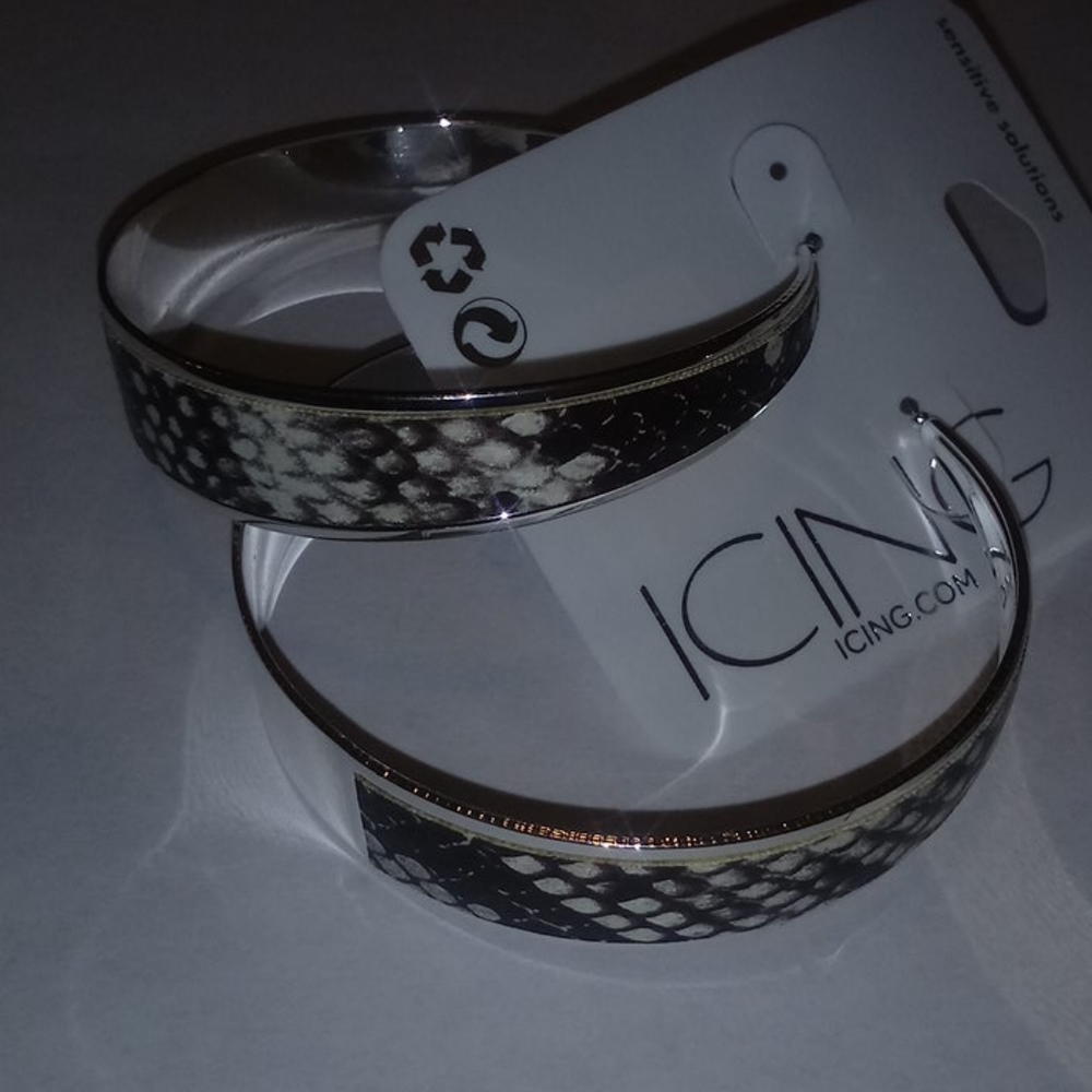 Thick hoop earrings - Picture 3 of 5